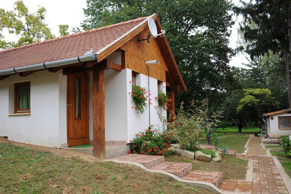 Kastelyszallo Mateszalka Bed & Breakfast Bagian luar foto